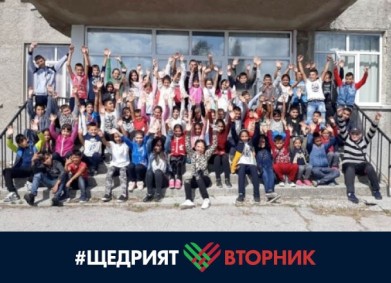 Детска площадка в двора на ОУ „Христо Ботев“