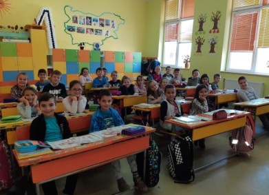 Нови маси и столове за децата от НУ „Ц.Гинчев“