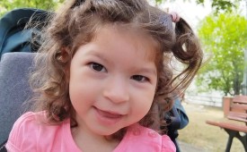 Двегодишната Виктория се бори за своето детство