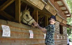 40 деца годишно ще продължат да получават хипотерапия в конна база „Ахил“