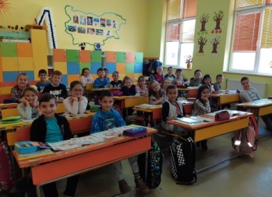 Нови маси и столове за децата от НУ „Ц.Гинчев“