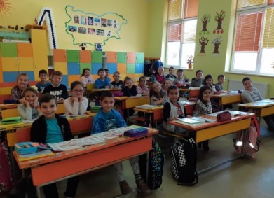 Нови маси и столове за децата от НУ „Ц.Гинчев“