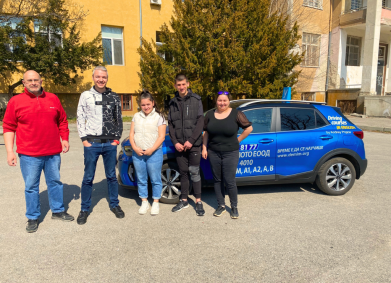 Курс за шофьори за петима младежи без родители