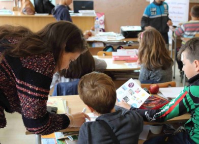 Да представим характера вътре, разбираемо за децата отвън!